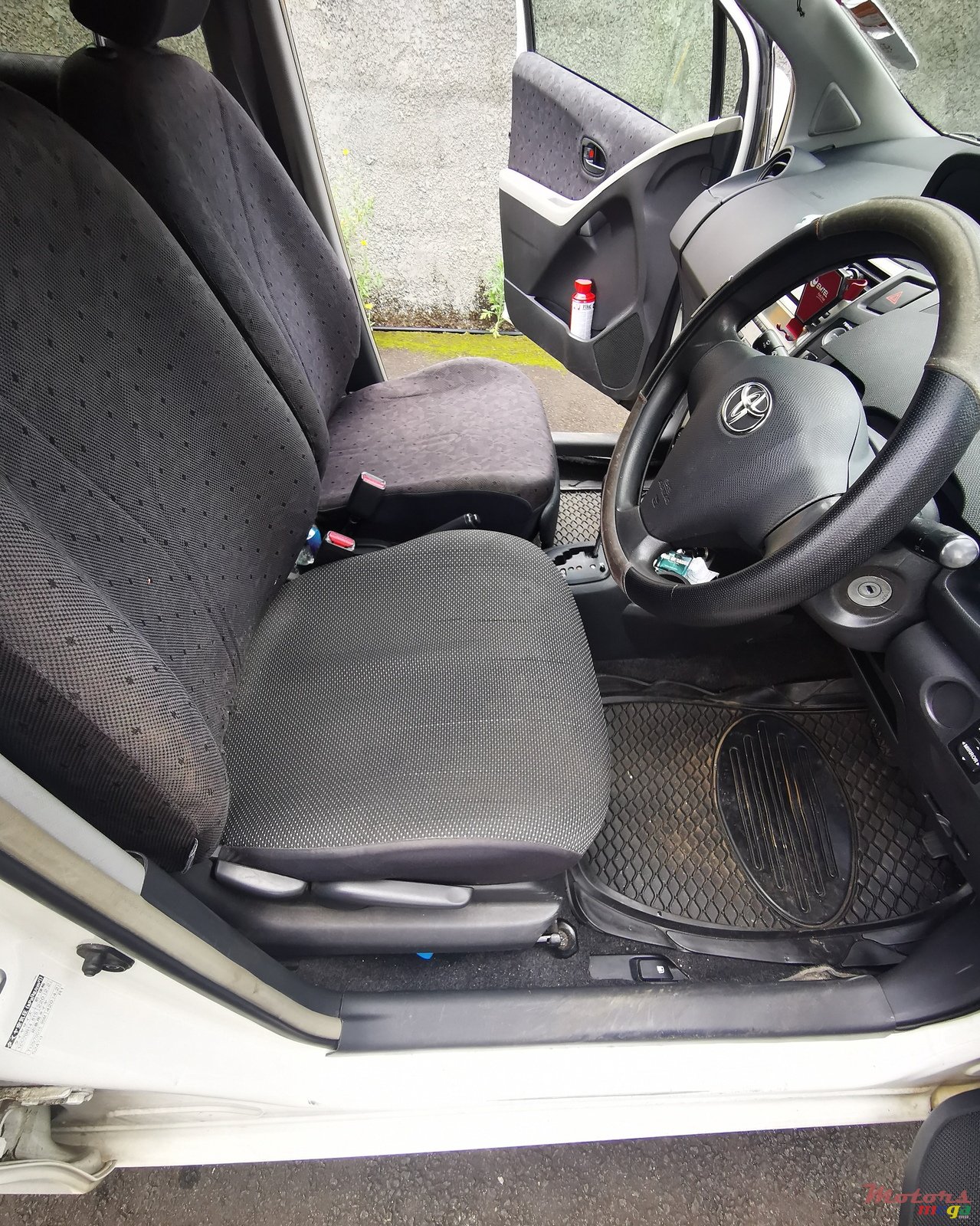 2008' Toyota Vitz photo #5