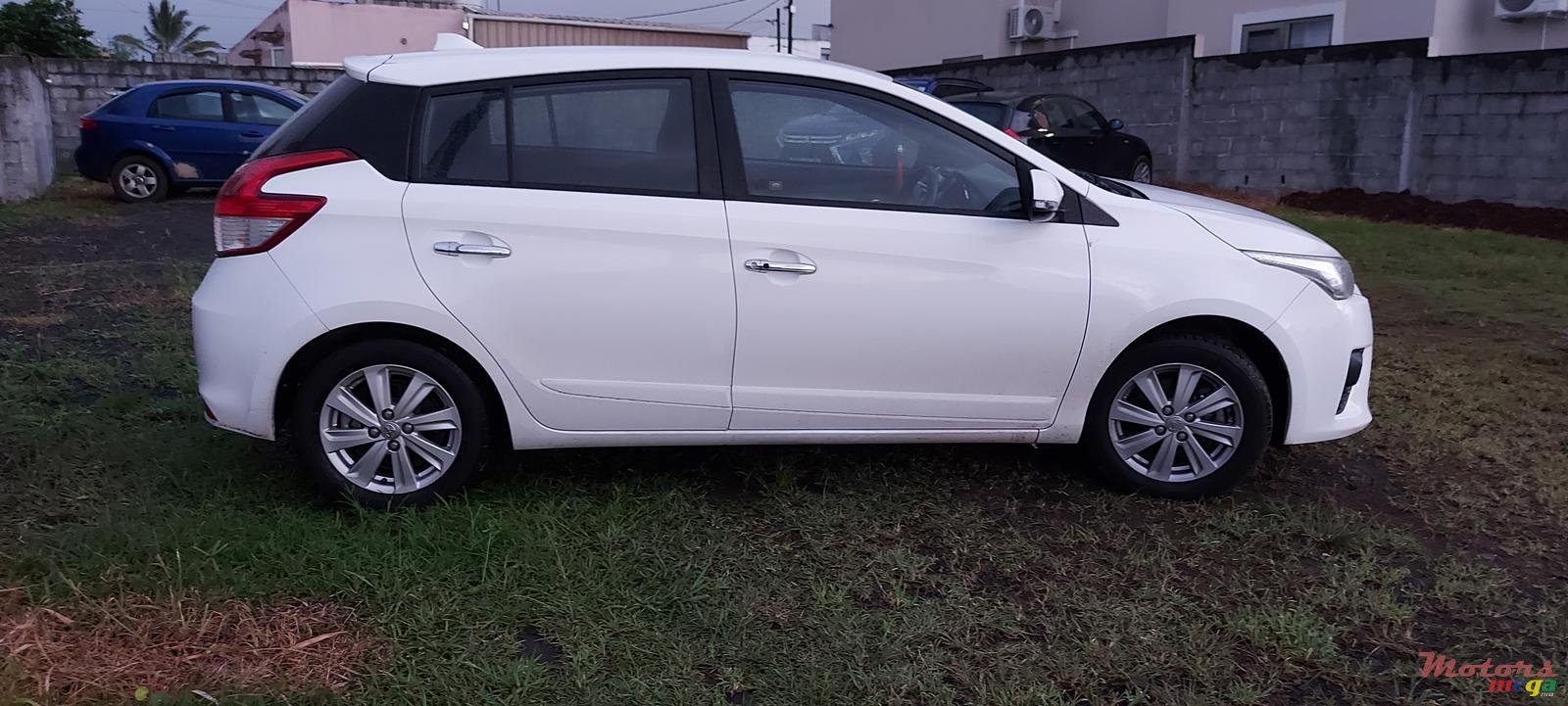 2015' Toyota Yaris Hatchback photo #2