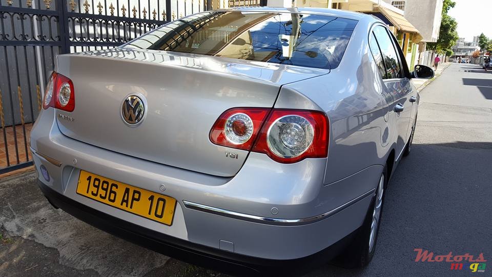 2010' Volkswagen Passat photo #2