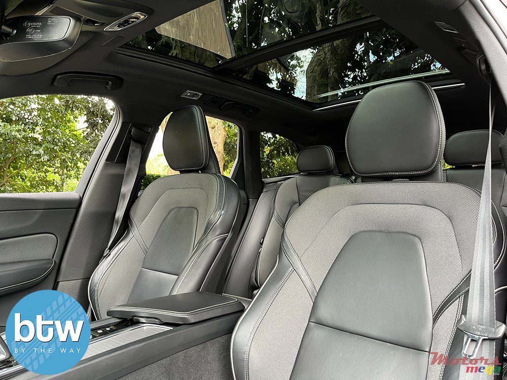 2020' Volvo XC60 T8 Recharge Plug-in Hybrid photo #6