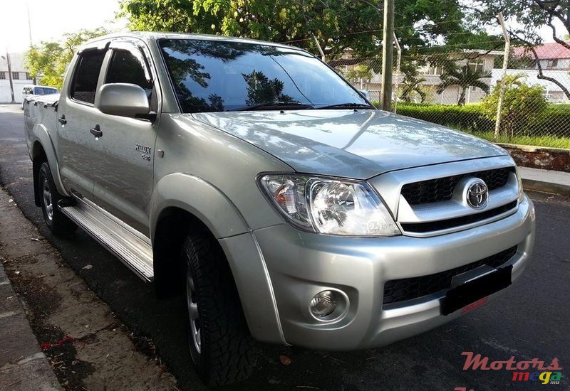 2010' Toyota Hilux 3.0 photo #2