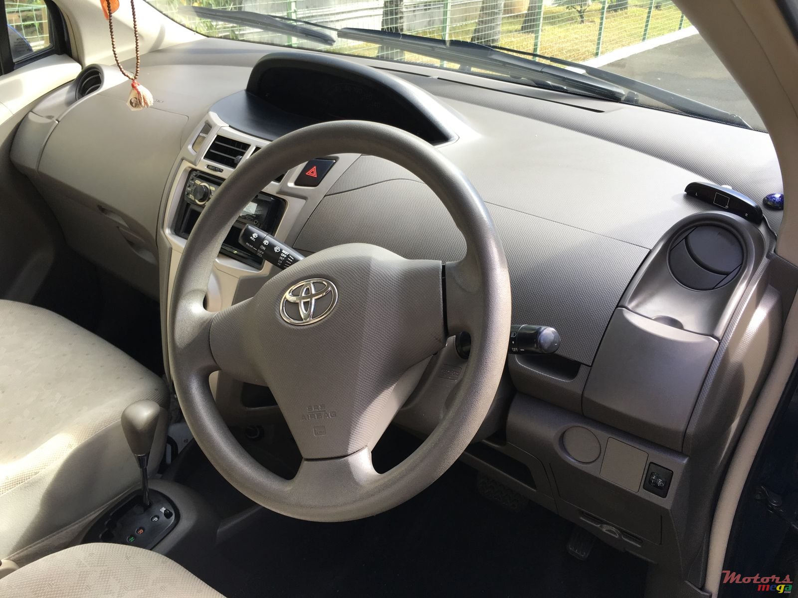 2009' Toyota Vitz photo #3