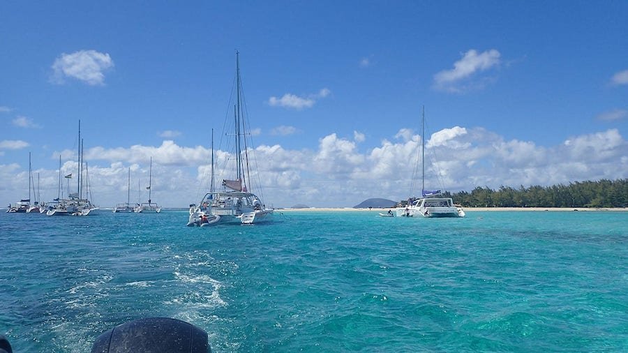 Bloqué contre les récifs: le catamaran Ketoro libéré
