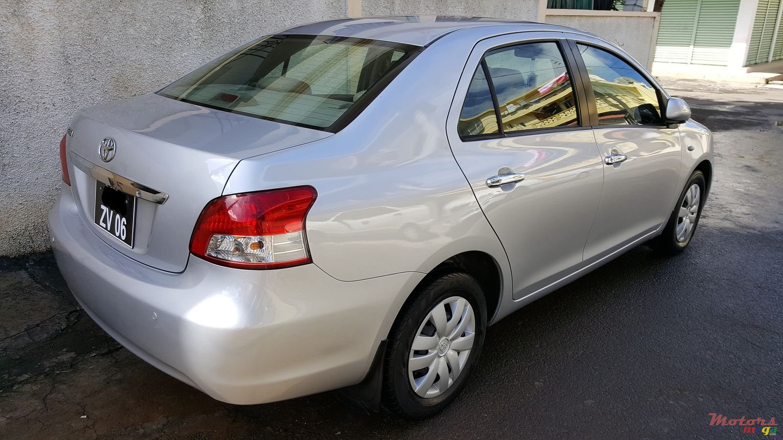 2006' Toyota Belta photo #2