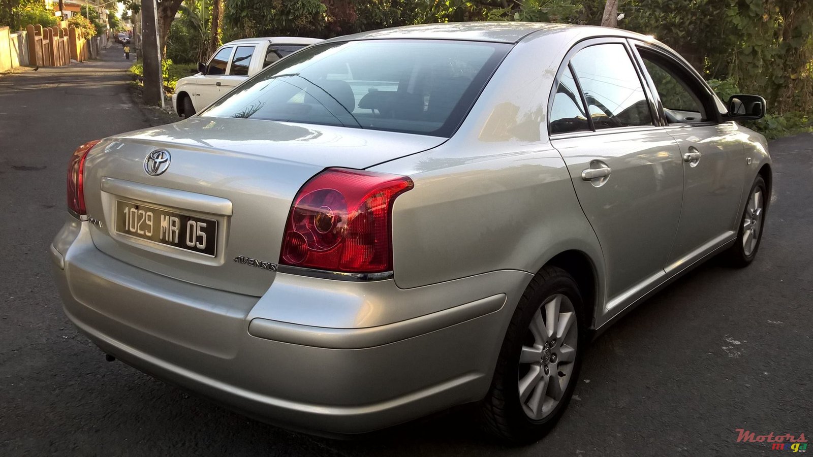 2005' Toyota Avensis photo #2