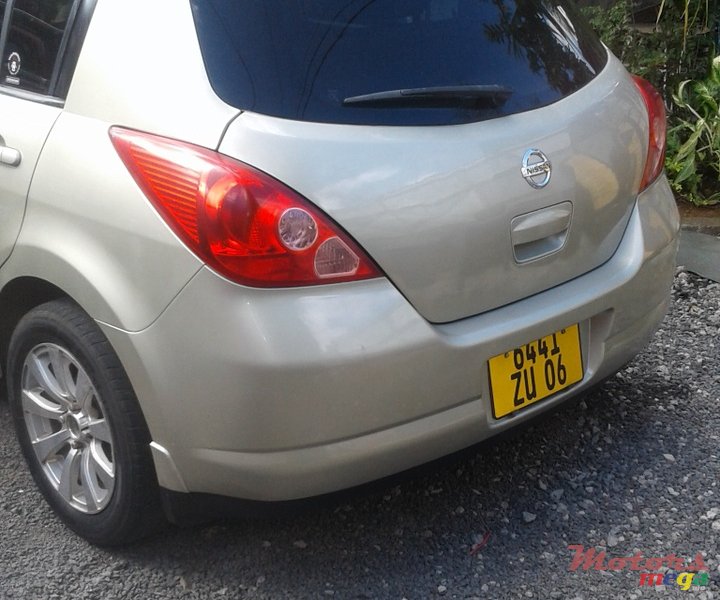 2006' Nissan Tiida hatchback photo #1