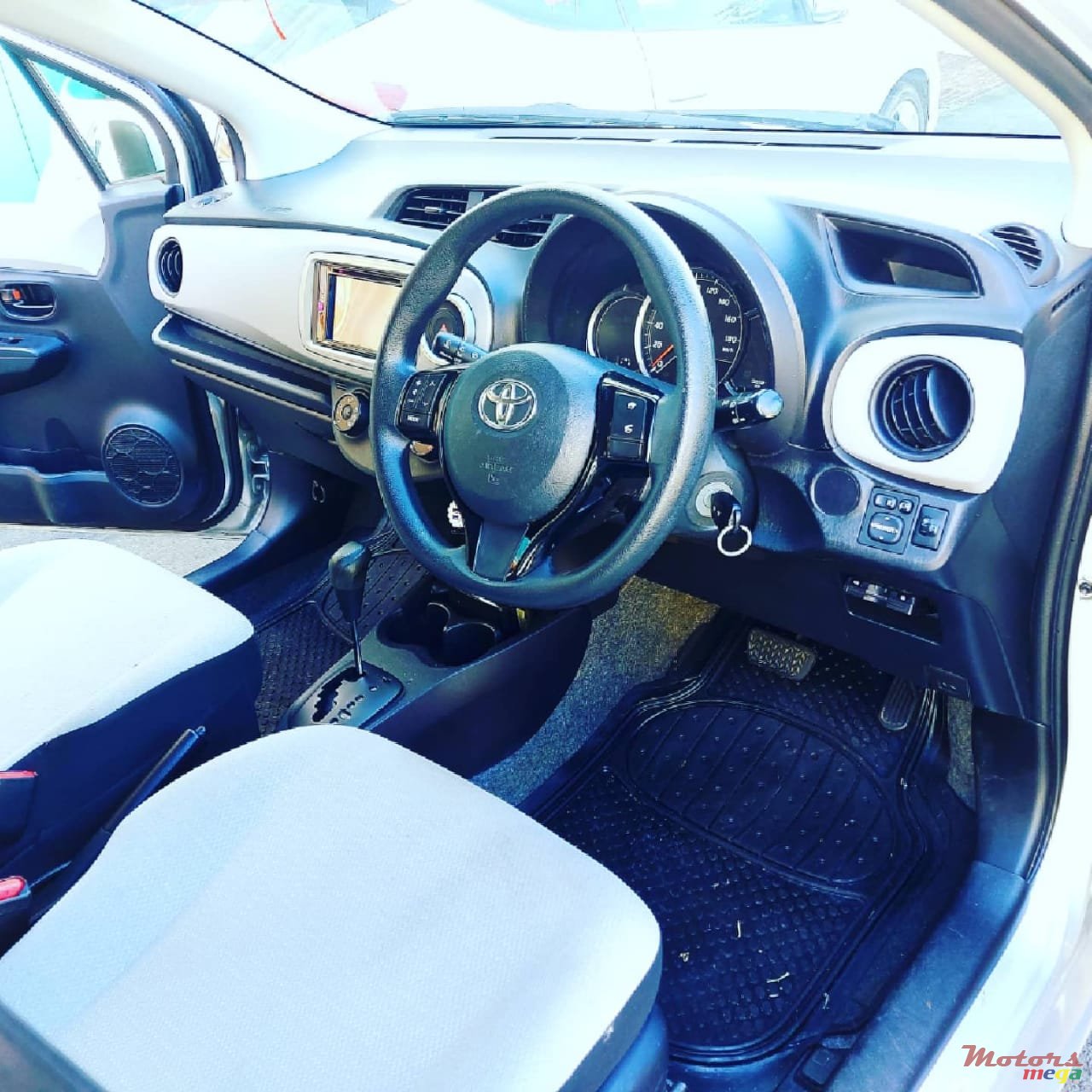 2013' Toyota Vitz photo #4