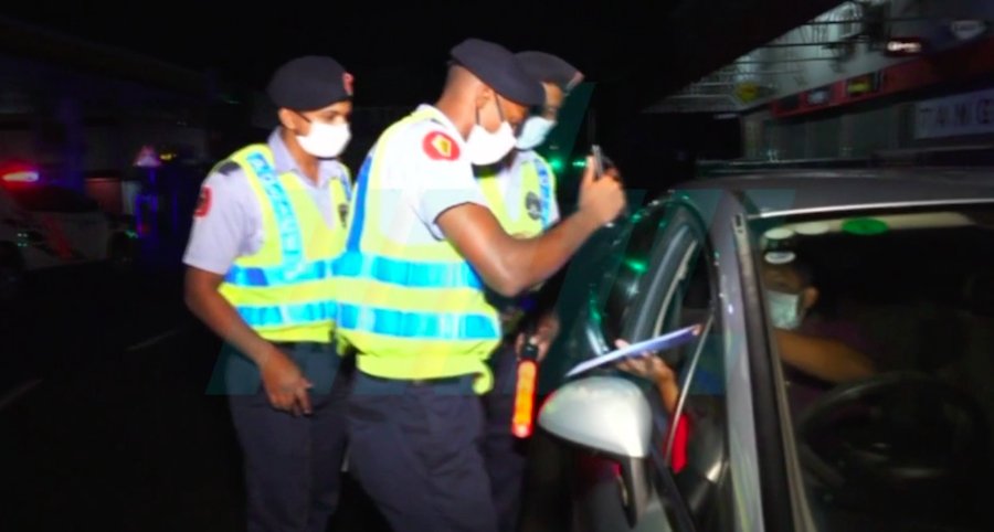 COVID-19 / Maurice : Les policiers s'assurent que les automobilistes respectent le confinement