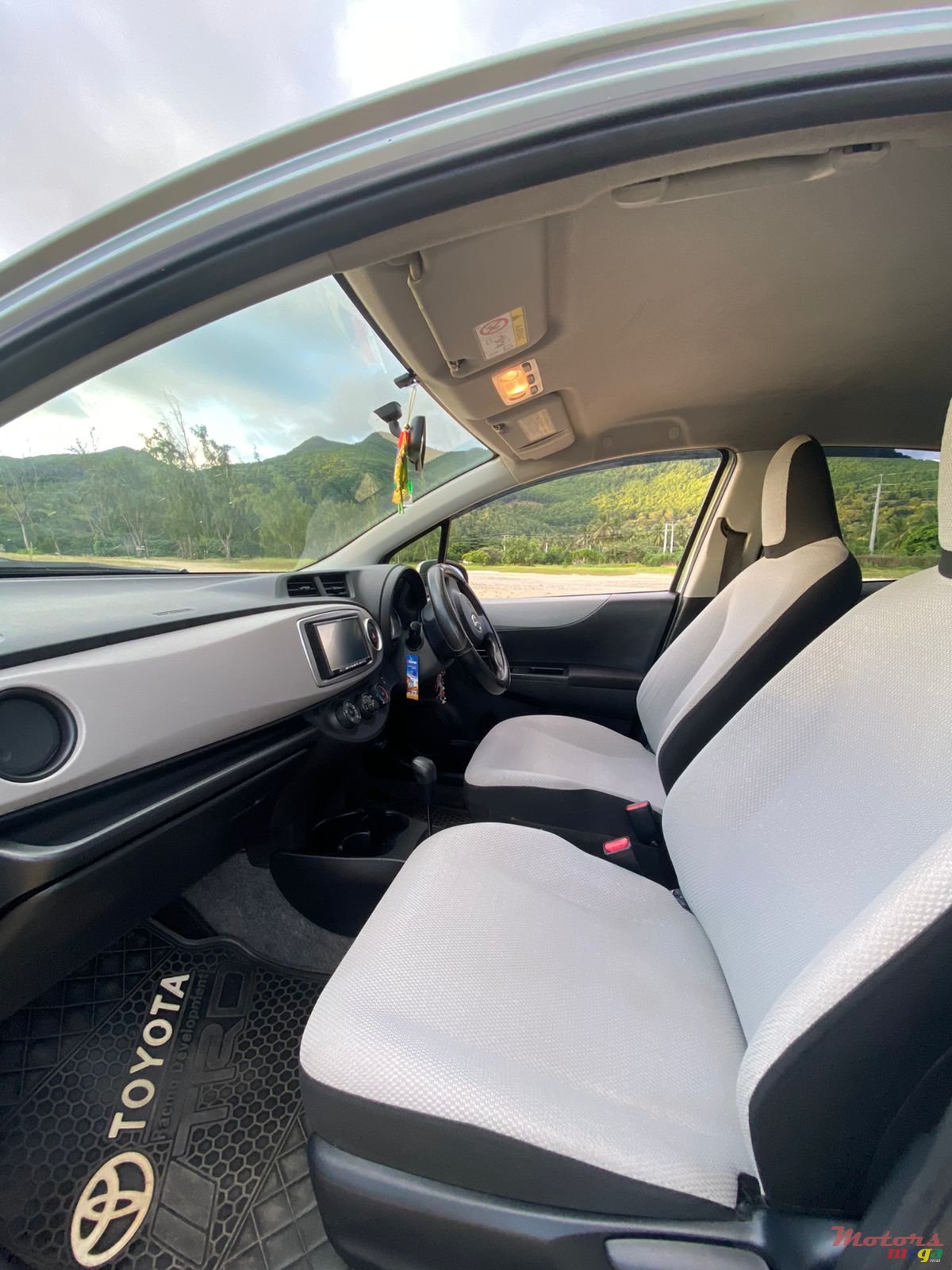 2012' Toyota Vitz photo #3