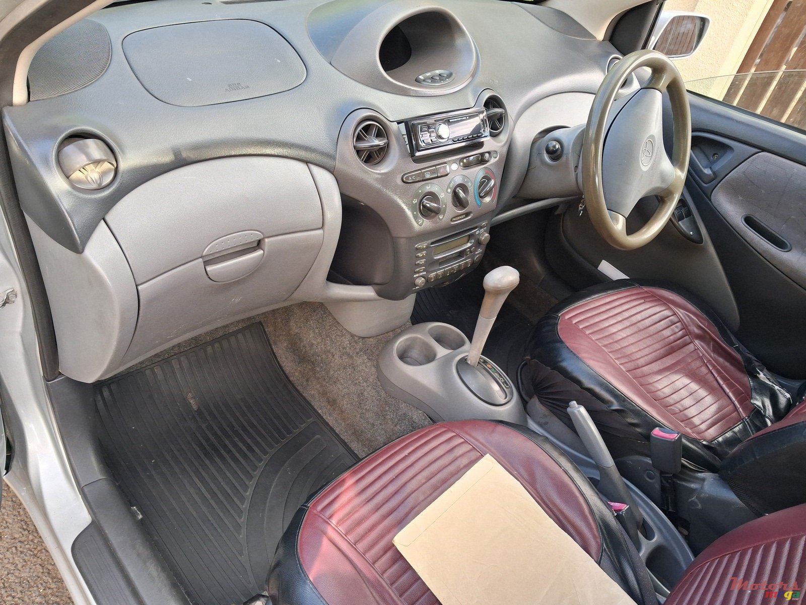 2000' Toyota Vitz photo #6