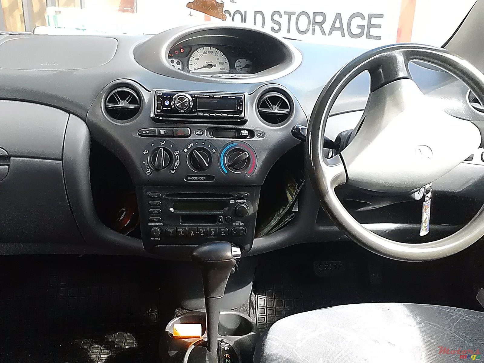 2002' Toyota Vitz photo #1