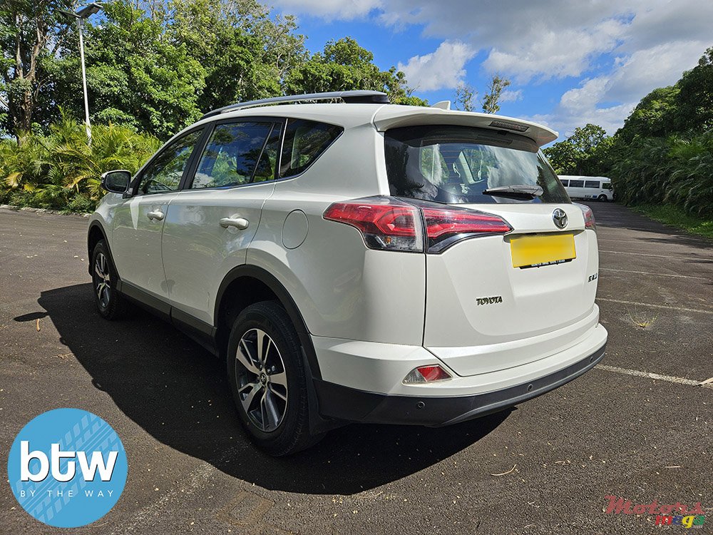 2018' Toyota RAV4 photo #3