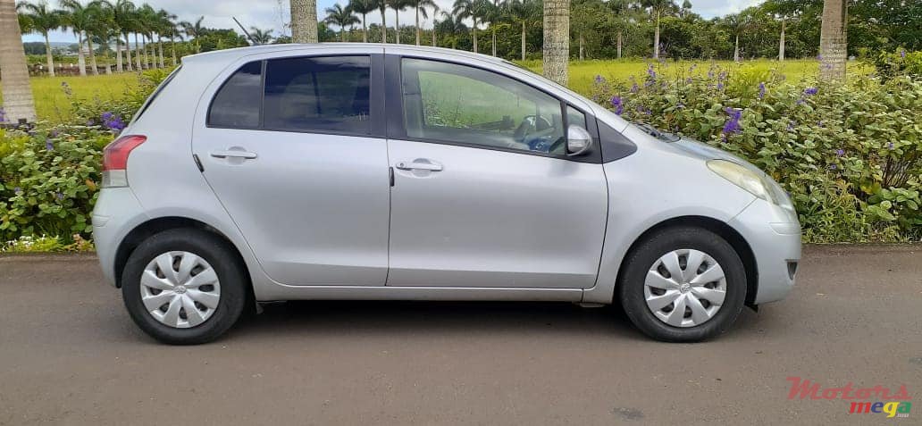 2010' Toyota Vitz photo #3