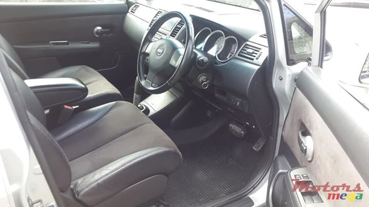 2009' Nissan Tiida Hatchback photo #3