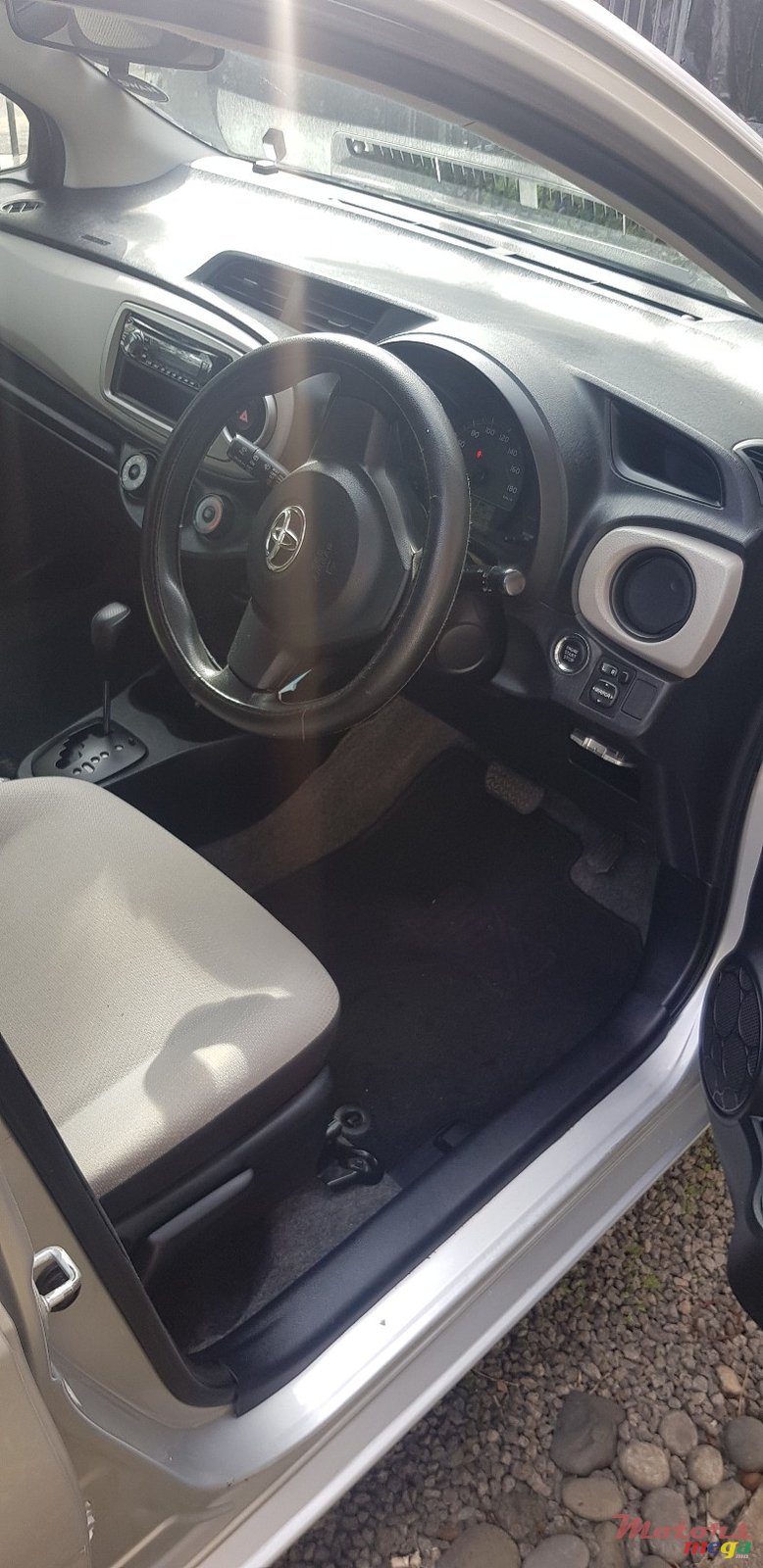 2011' Toyota Vitz photo #4