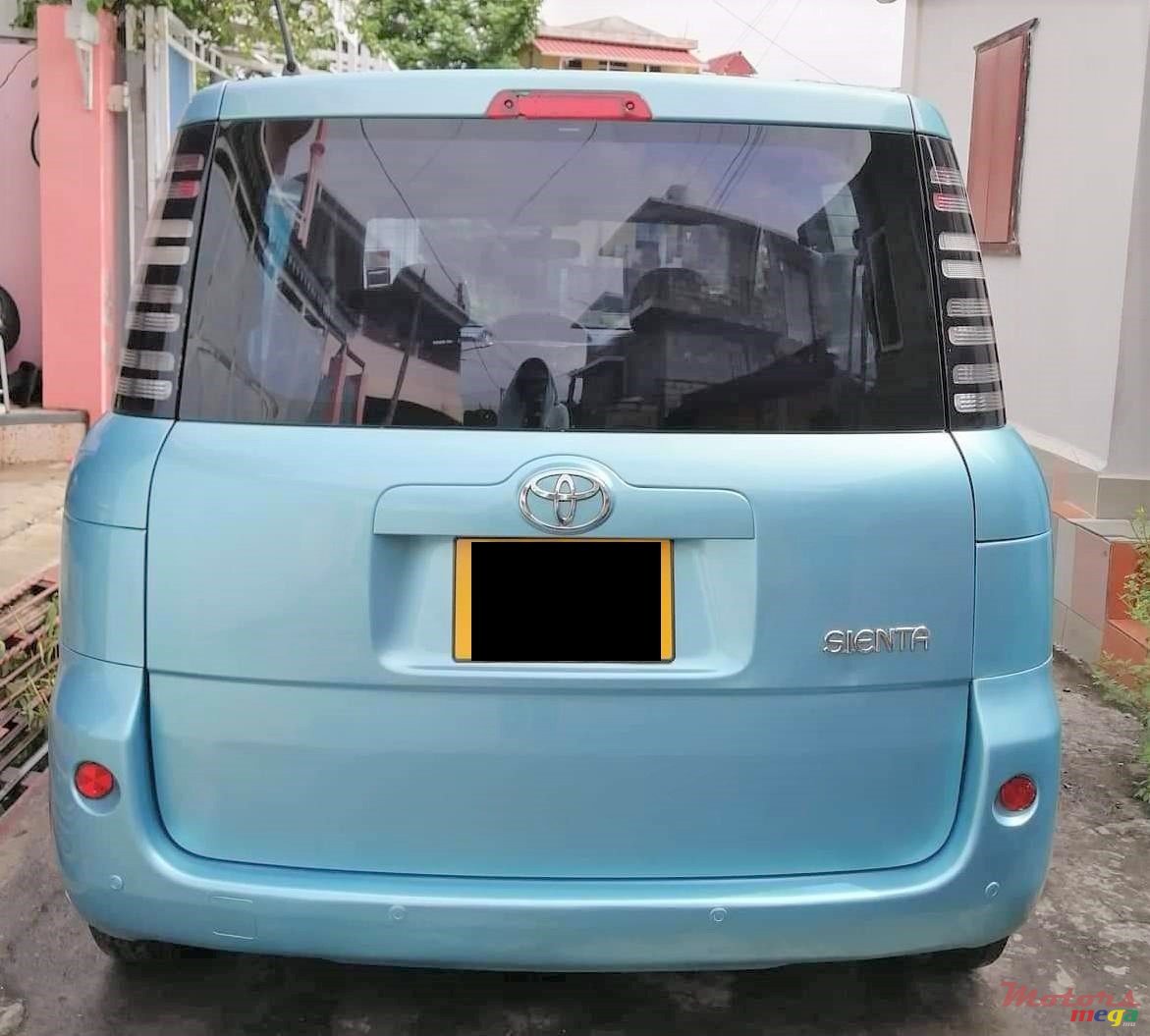 2005' Toyota Sienna photo #5