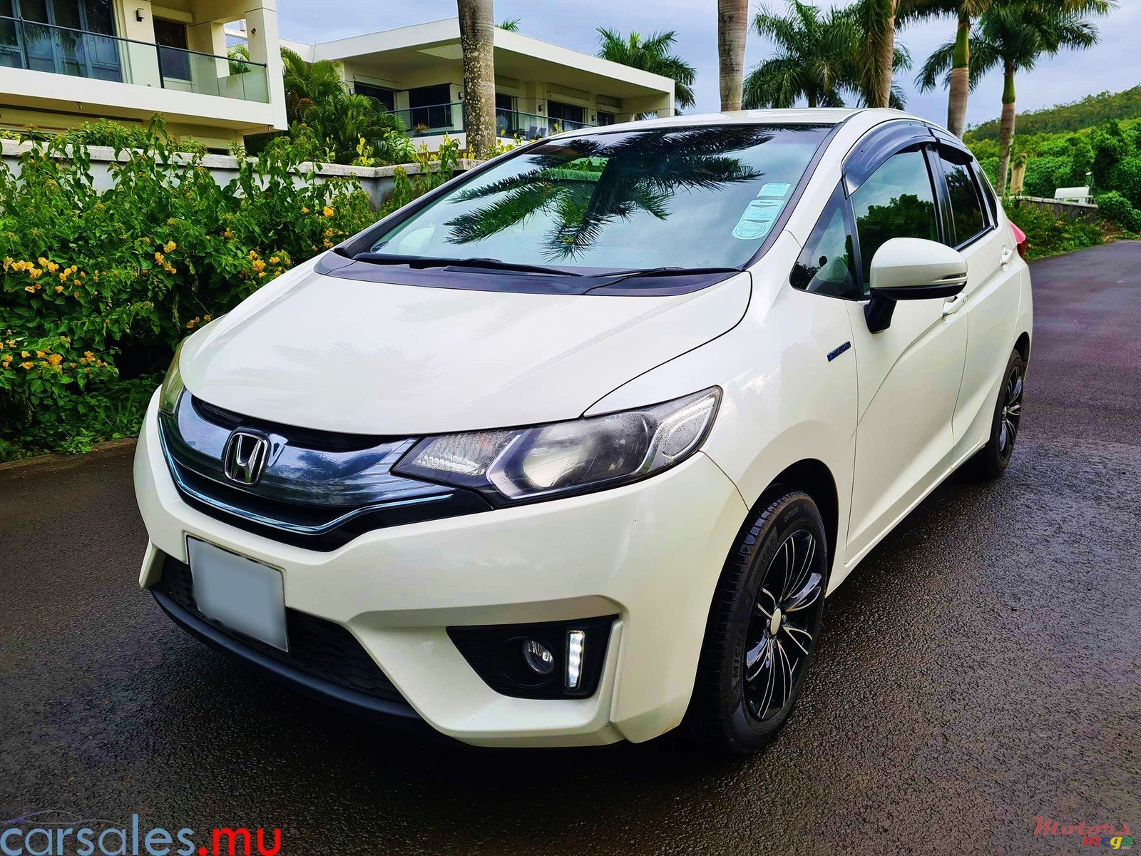2014' Honda Fit Hybrid photo #2
