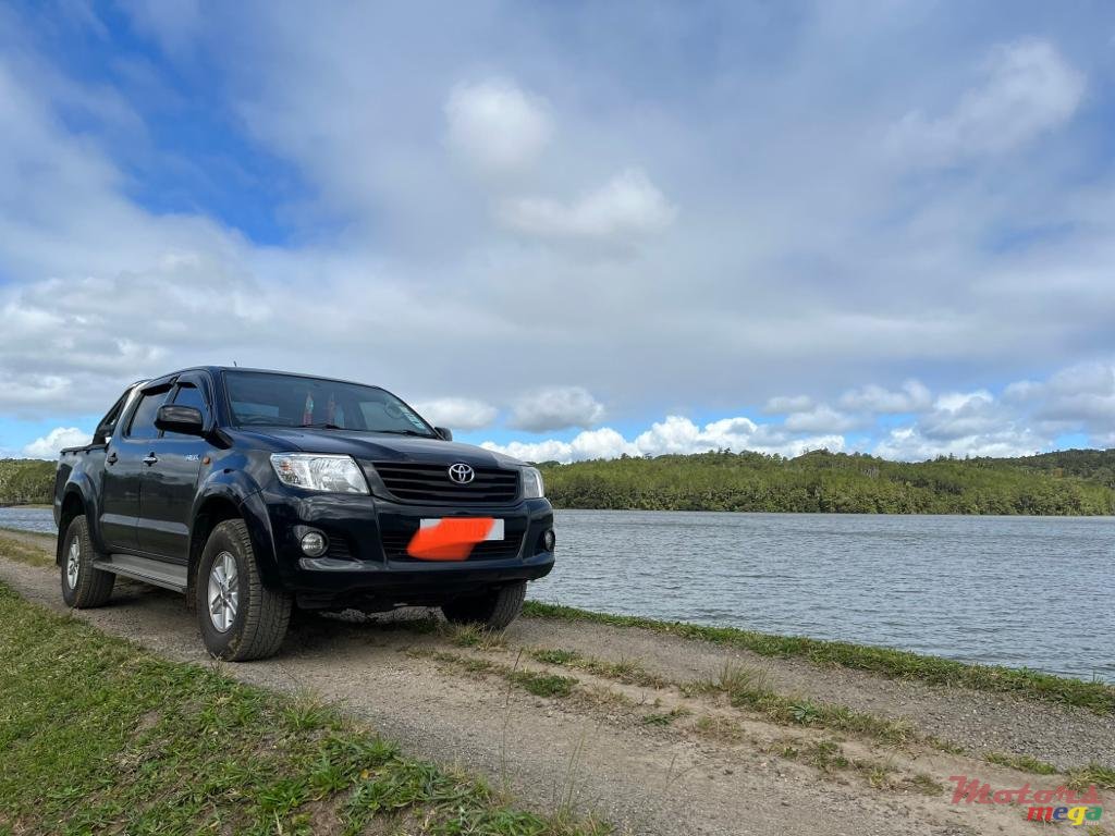 2012' Toyota Hilux photo #1