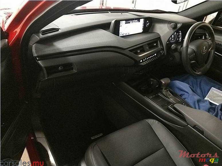 2020' Lexus UX 250h 2.0 Hybrid photo #3
