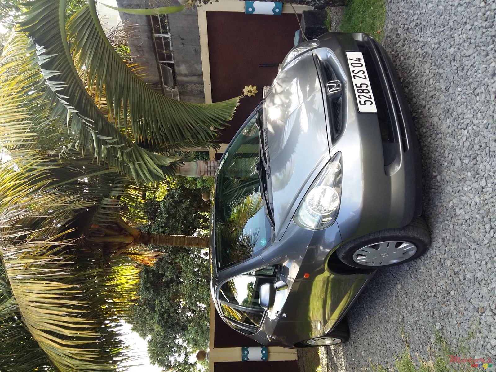 2004' Honda Fit photo #1