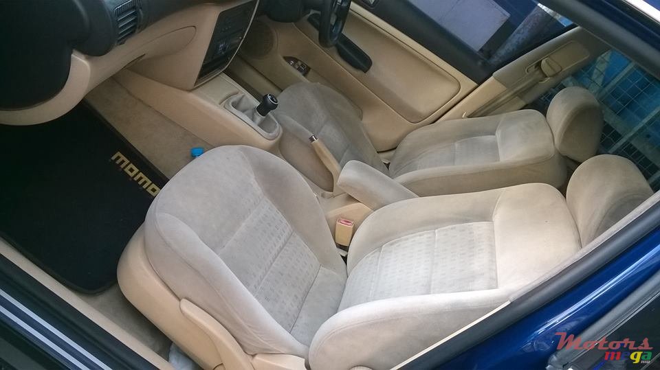 2002' Volkswagen Passat photo #5