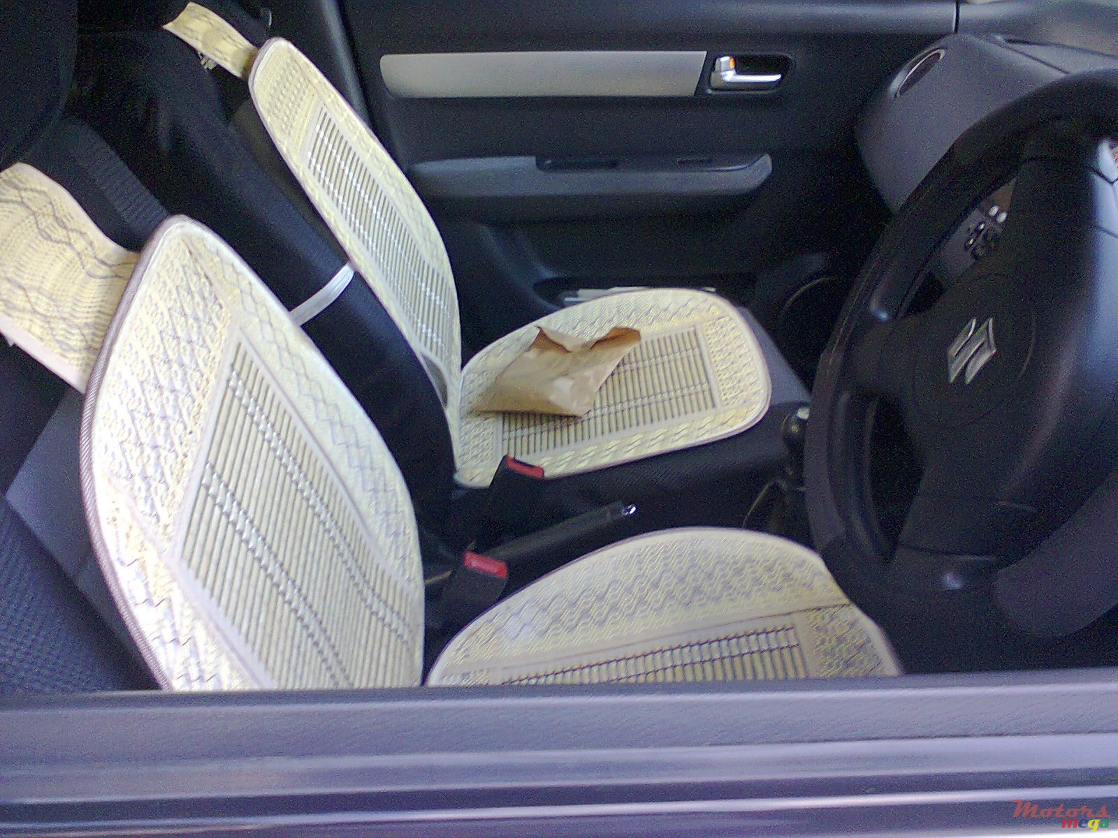 2010' Suzuki Swift photo #3