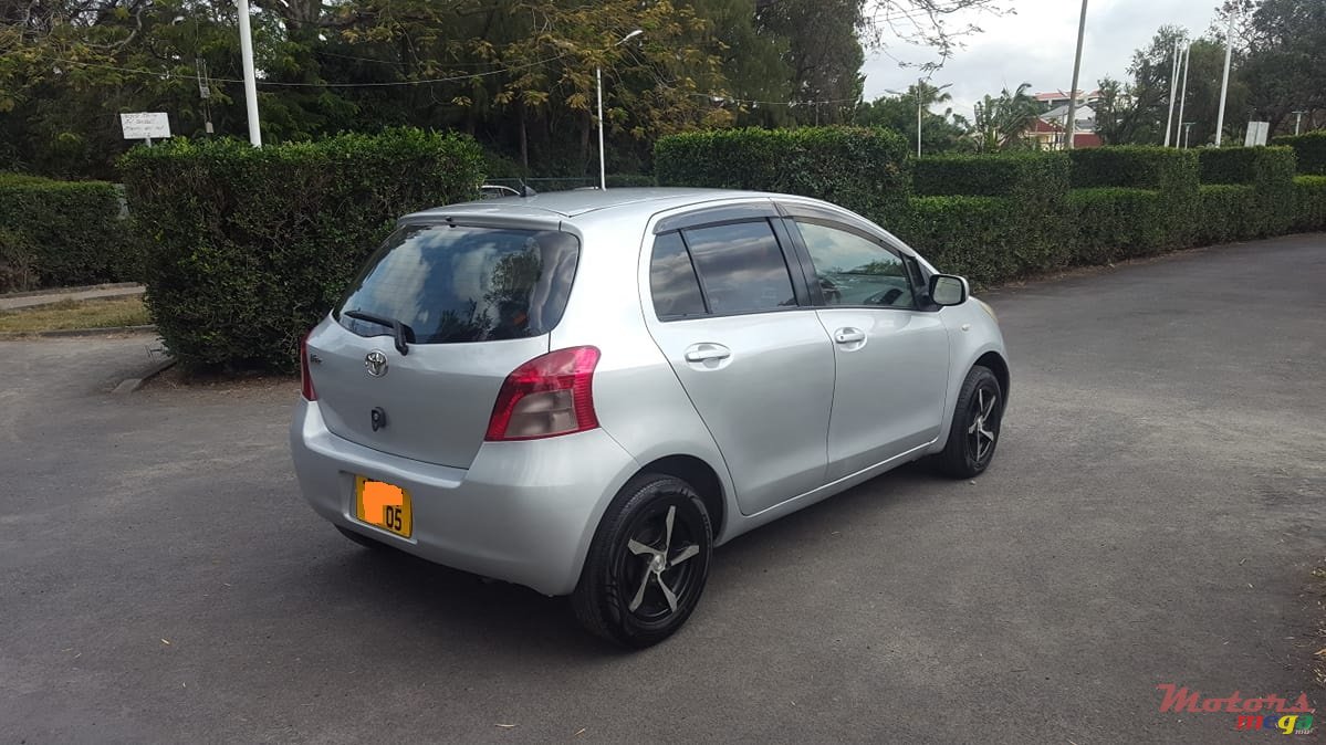 2005' Toyota Vitz photo #4