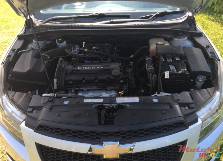 2011' Chevrolet Cruze photo #2