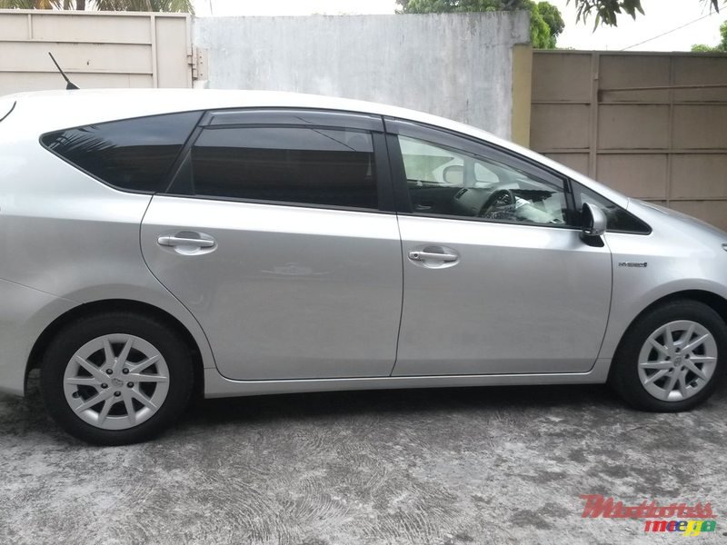 2013' Toyota Prius Alpha photo #6