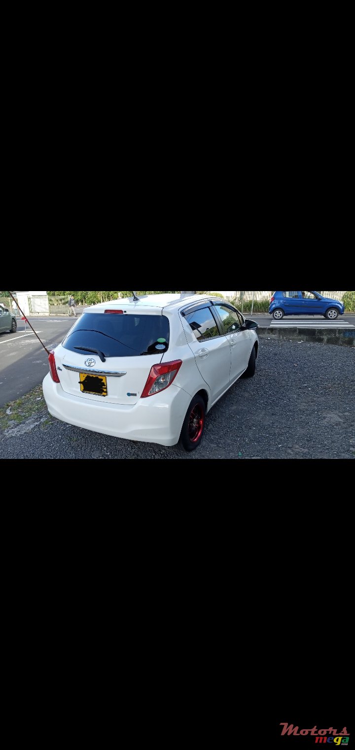 2013' Toyota Vitz photo #2