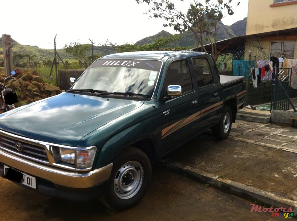 2001' Toyota Hilux photo #1