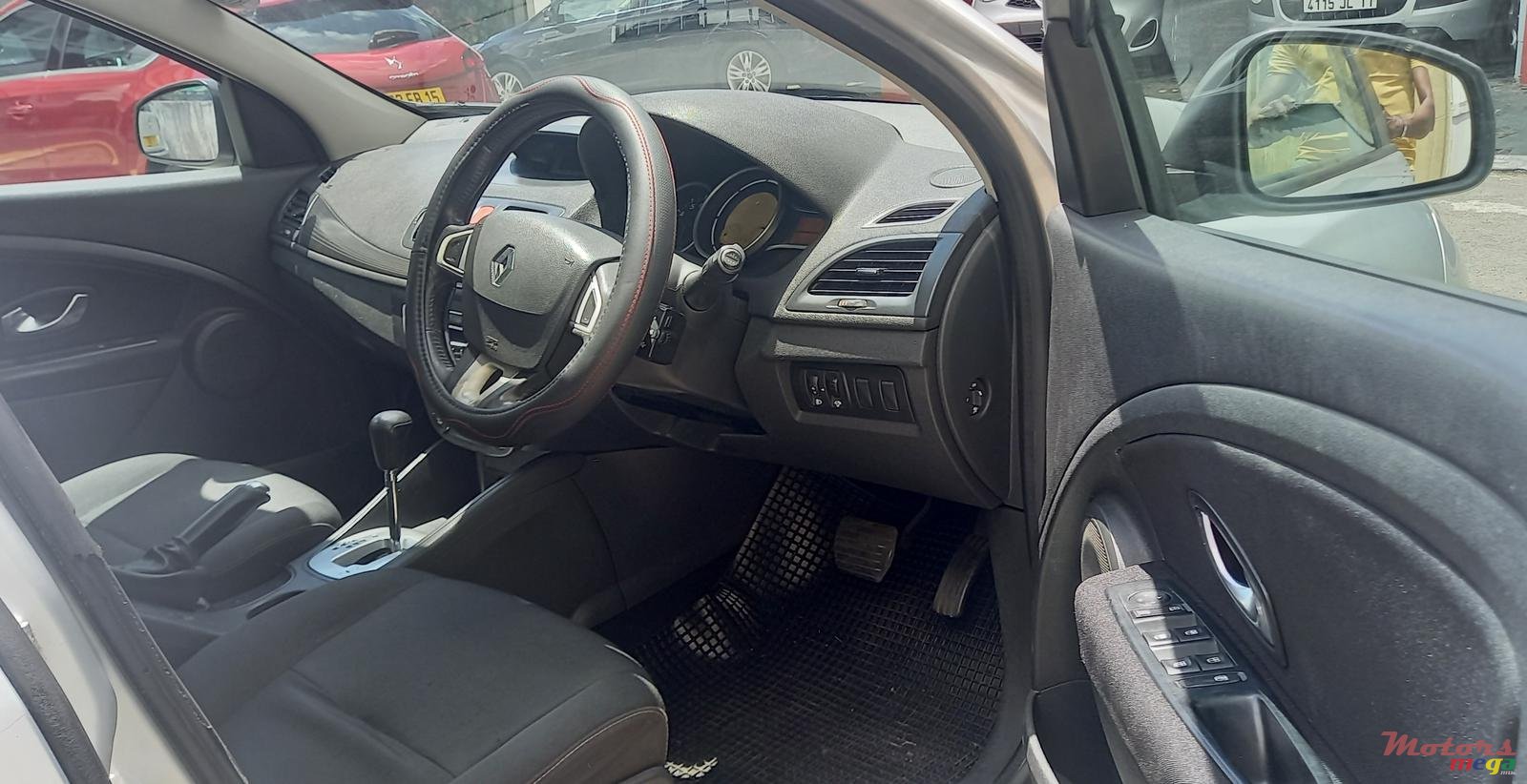 2011' Renault Megane photo #5