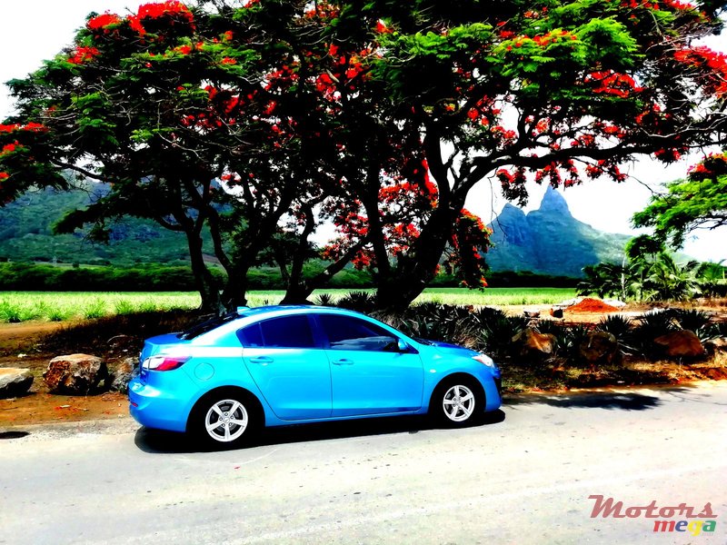 2011' Mazda Axela photo #1