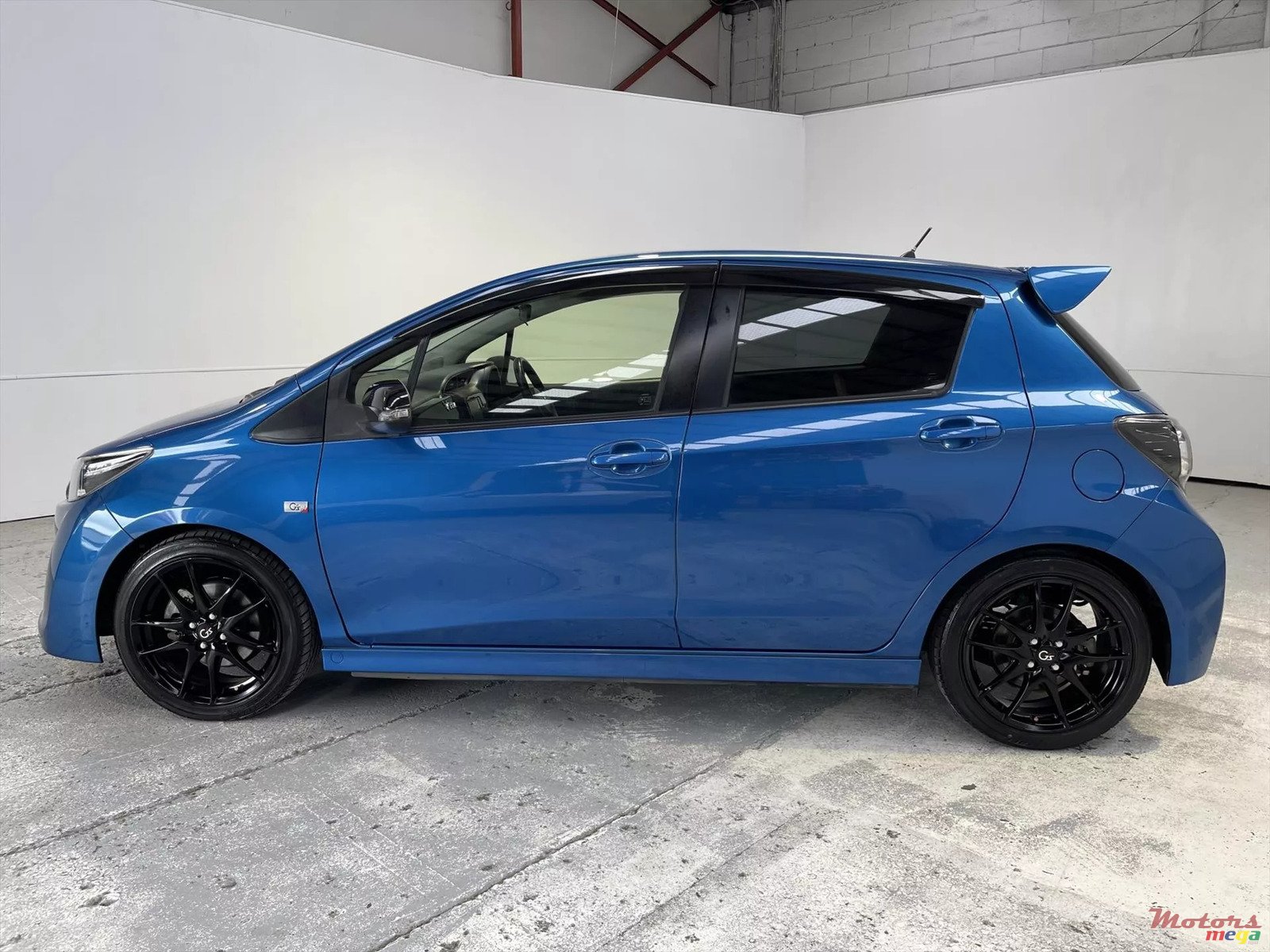 2016' Toyota Vitz photo #2