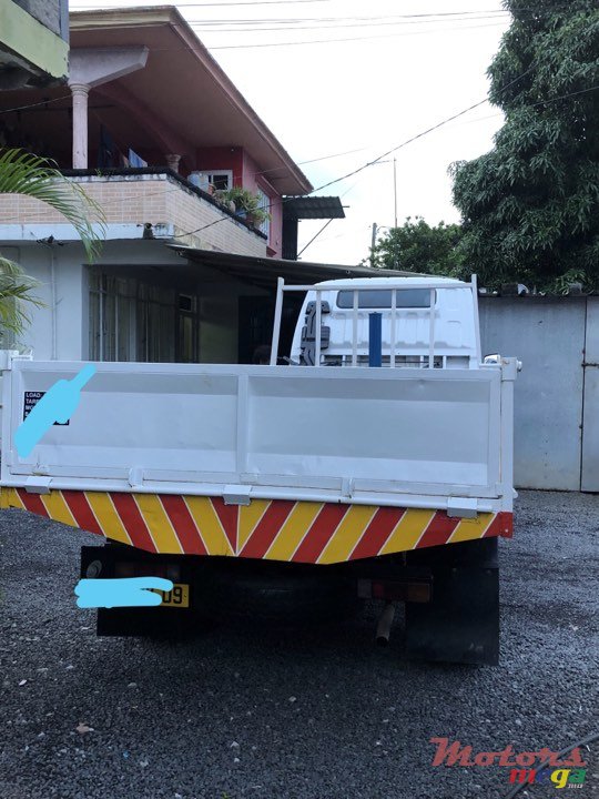 2009' Mitsubishi Canter photo #5