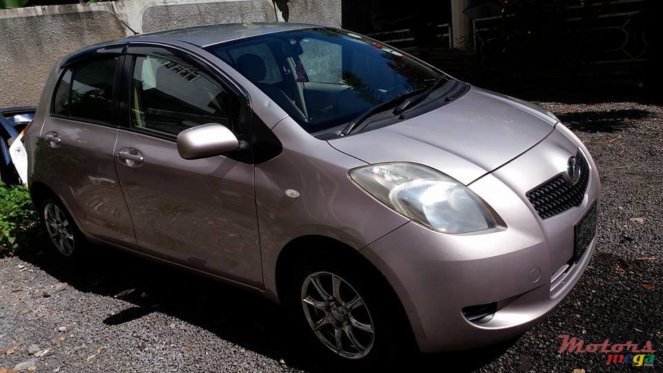 2006' Toyota Vitz photo #2