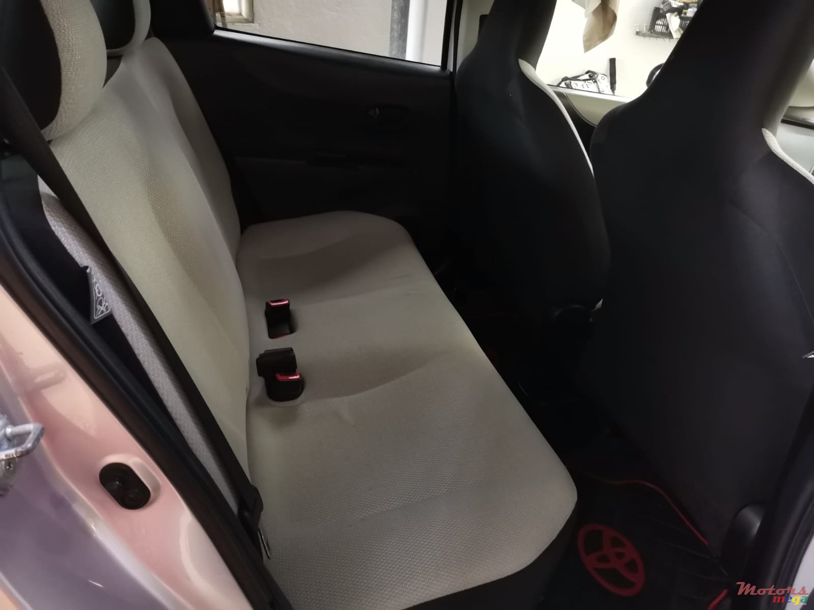 2011' Toyota Vitz photo #7