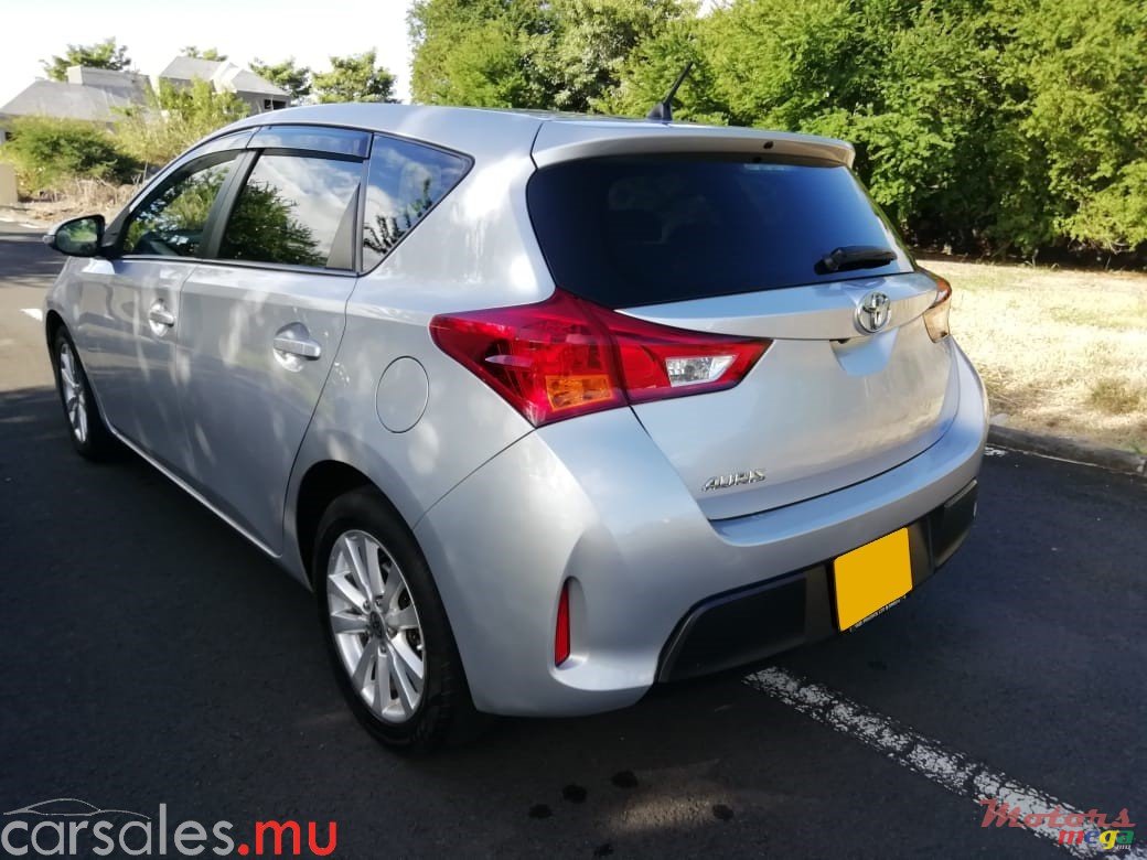 2012' Toyota Auris 1.5 Hatchback photo #5