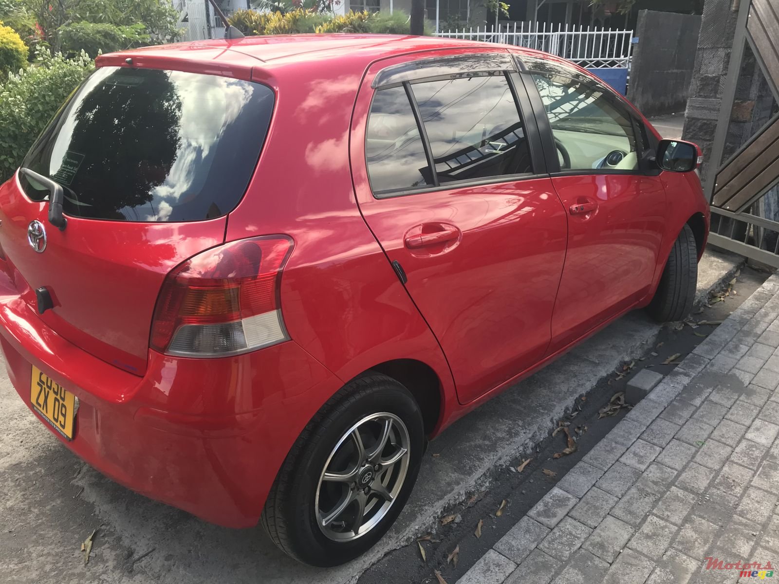 2009' Toyota Vitz photo #6