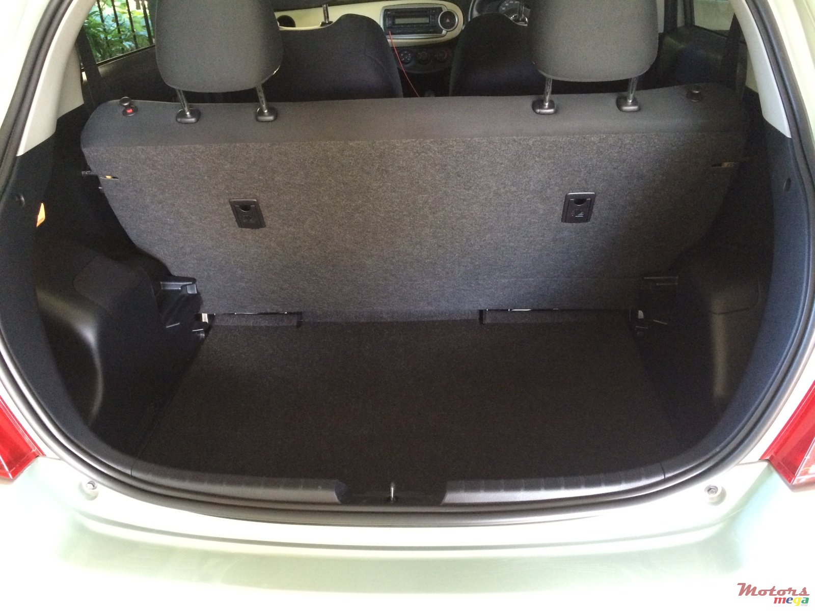 2011' Toyota Vitz photo #5