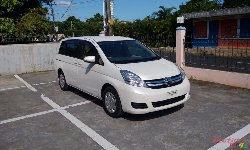 2013' Toyota Isis photo #1