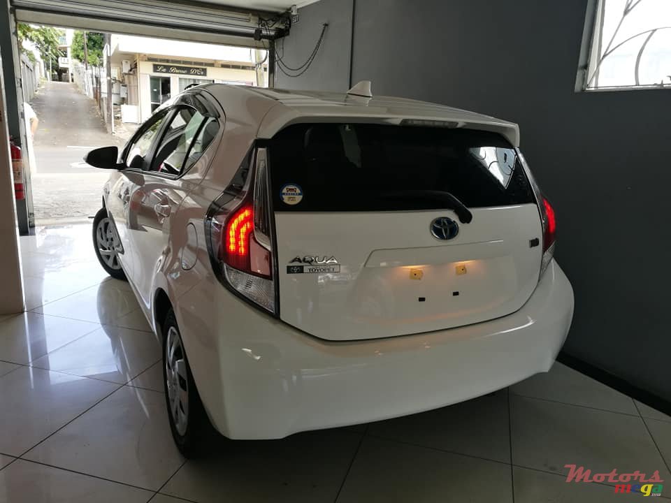 2015' Toyota Aqua photo #6