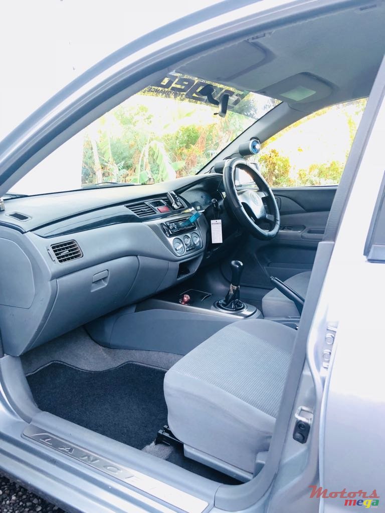 2004' Mitsubishi photo #3