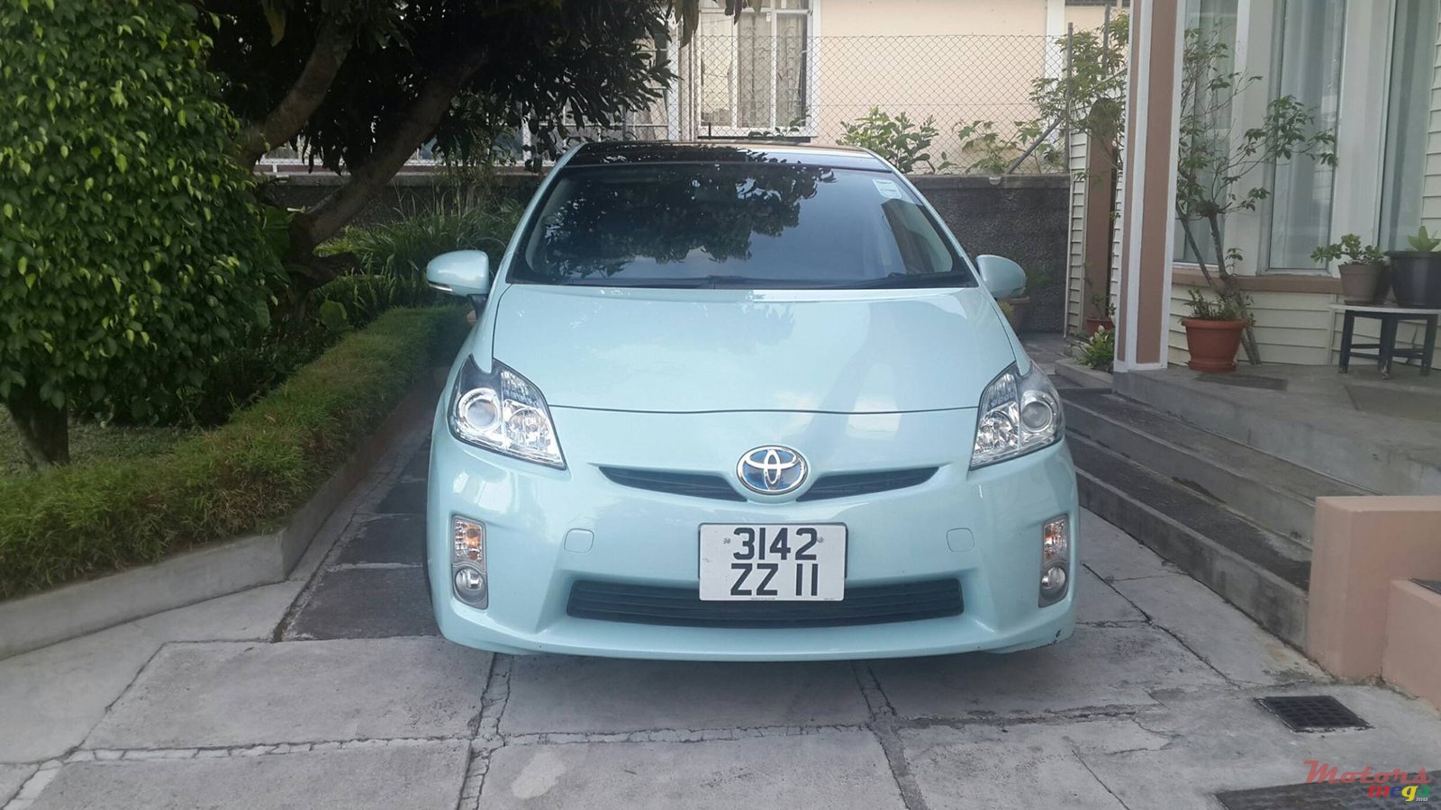 2011' Toyota Prius photo #1