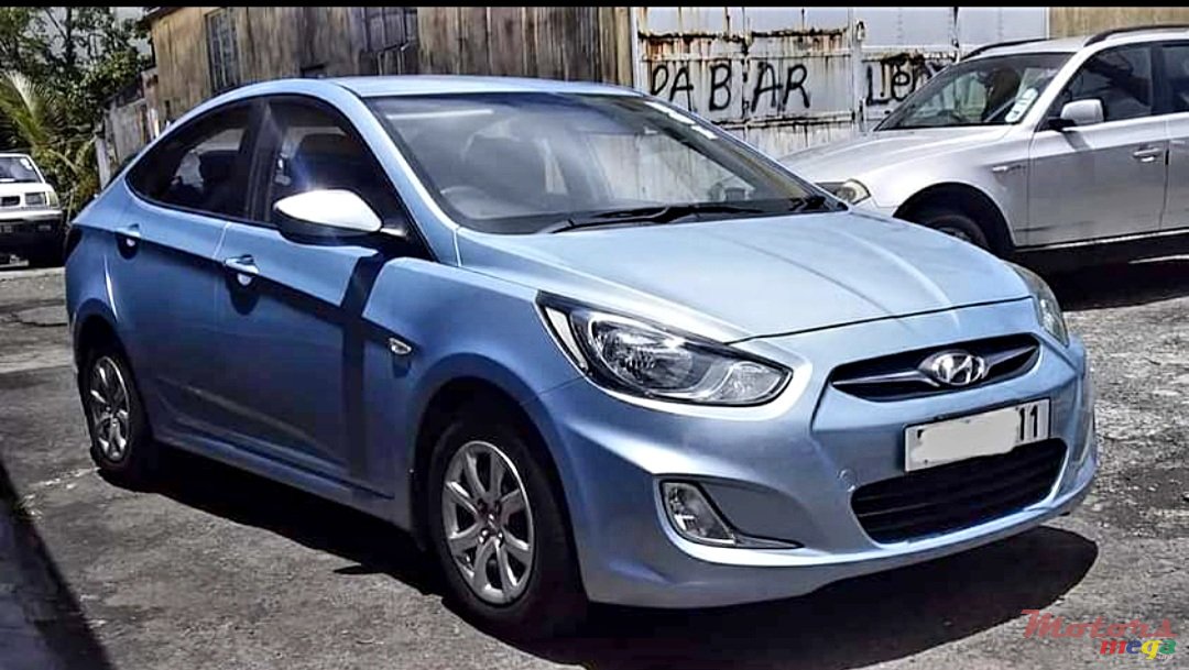 2011' Hyundai Accent photo #2