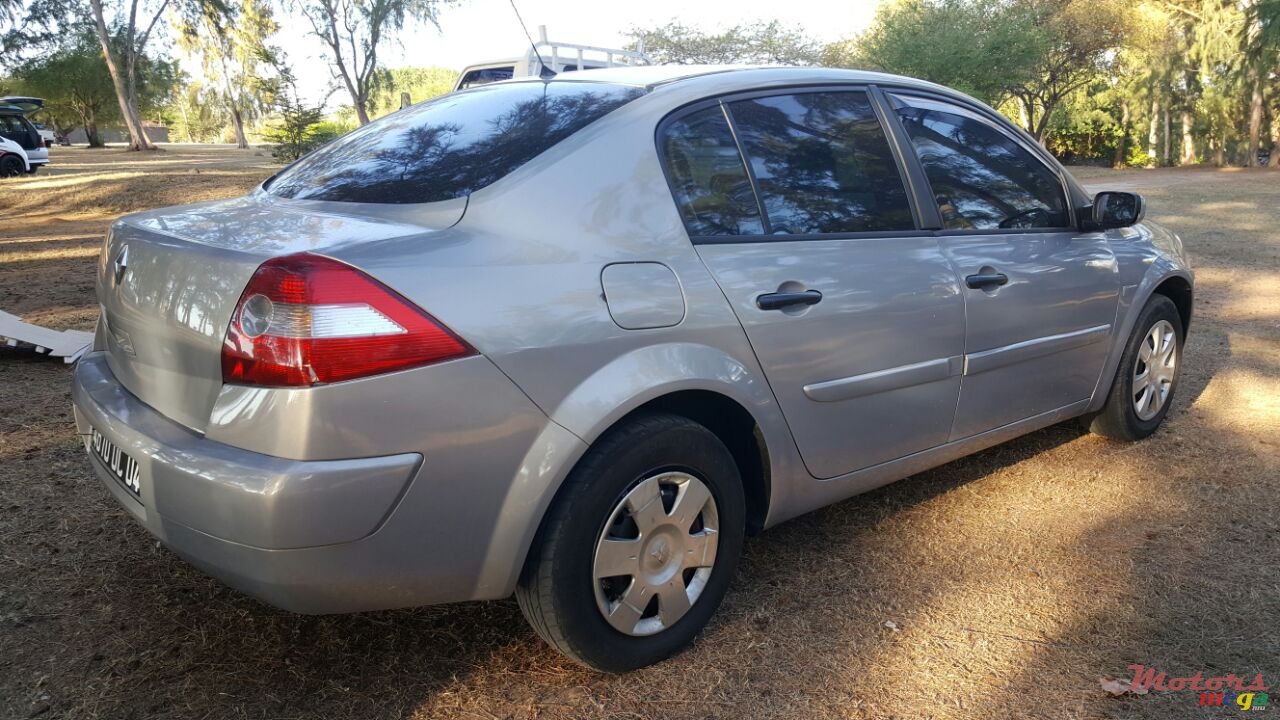 2004' Renault Megane photo #1