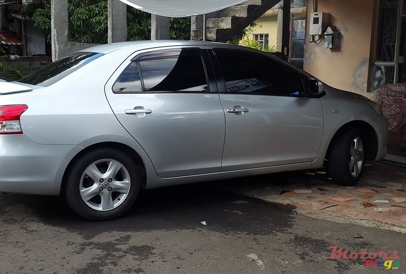 2005' Toyota Belta photo #2