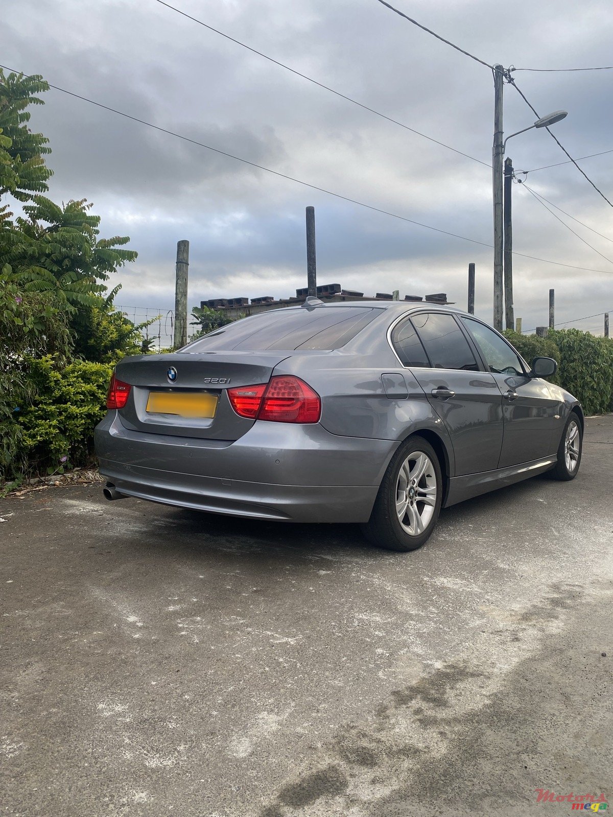 2011' BMW 320 none photo #2