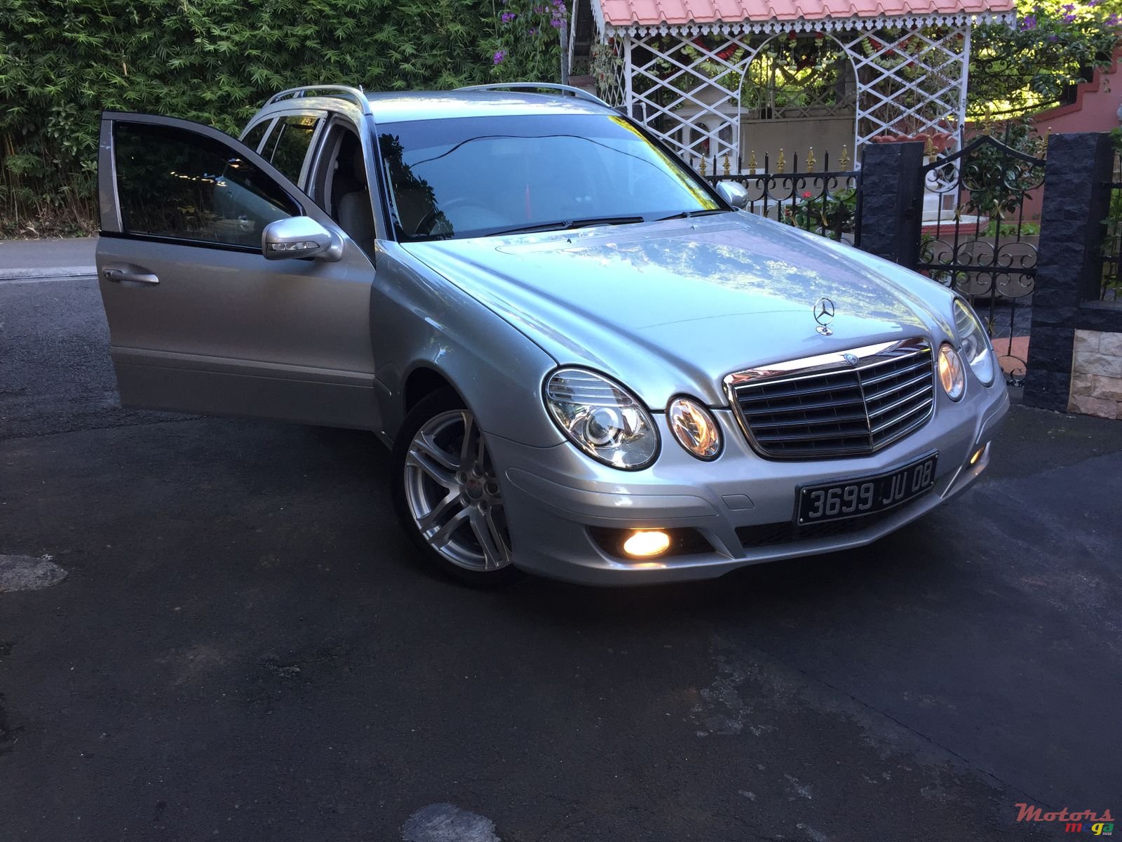 2008' Mercedes-Benz E-Class photo #1