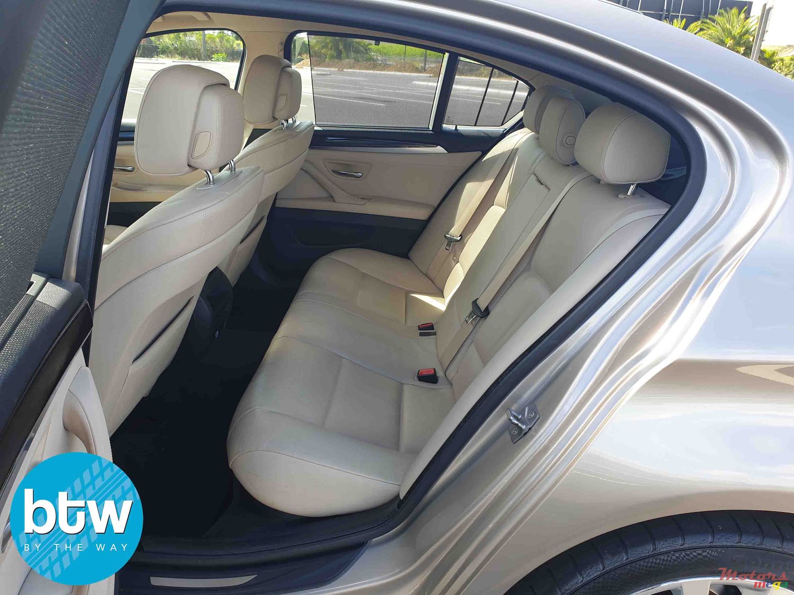 2010' BMW 5 Series 528i photo #3